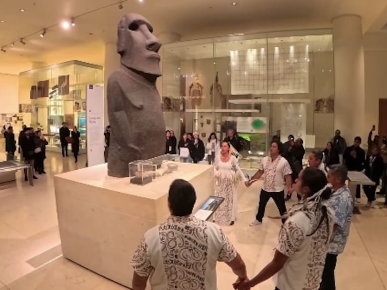 Reencuentro en Londres: representantes de Rapa Nui cantan frente a moái arrebatado de la isla en 1869