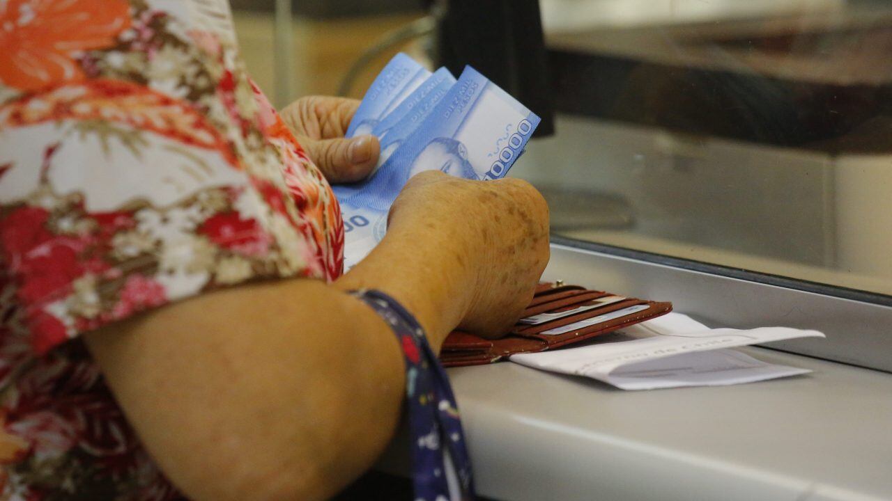 investigación de Fubdación Sol sobre sueldos de mujeres con y sin hijos
Beneficiarios del Aporte Familiar Permanente "Bono Marzo" acuden a las sucursales de Caja de Compensación Los Heroes, a recibir el pago, que adelanto la fecha de pago al dia 15 de Febrero. En la imagen beneficiaria retira dinero correspondiente al Bono Marzo en la caja.
FOTO:SEBASTIAN BROGCA/AGENCIAUNO