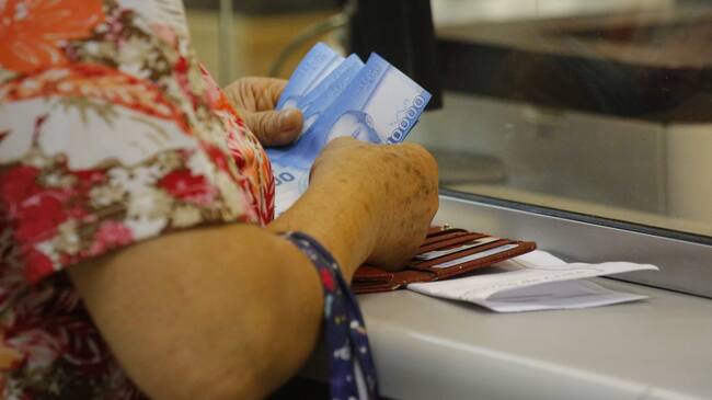 investigación de Fubdación Sol sobre sueldos de mujeres con y sin hijos
Beneficiarios del Aporte Familiar Permanente "Bono Marzo" acuden a las sucursales de Caja de Compensación Los Heroes, a recibir el pago, que adelanto la fecha de pago al dia 15 de Febrero. En la imagen beneficiaria retira dinero correspondiente al Bono Marzo en la caja.
FOTO:SEBASTIAN BROGCA/AGENCIAUNO