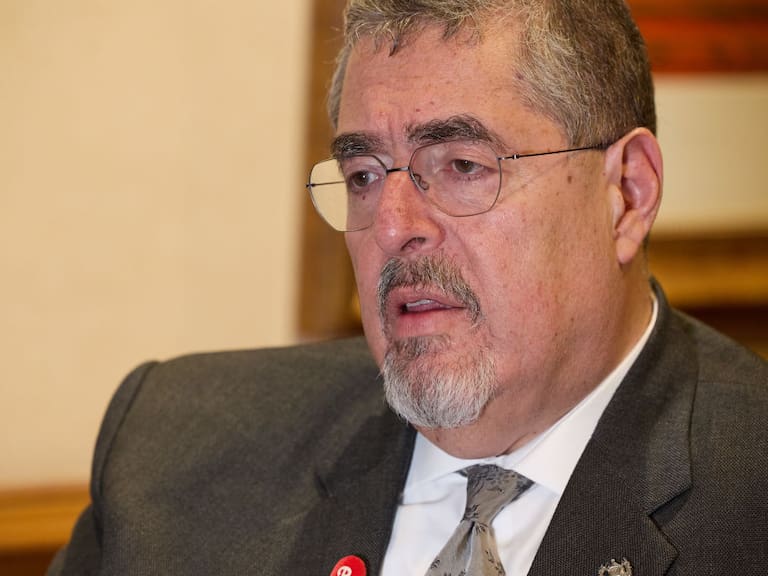 El presidente de Guatemala, Bernardo Arévalo, durante una entrevista con un canal de televisión en España.