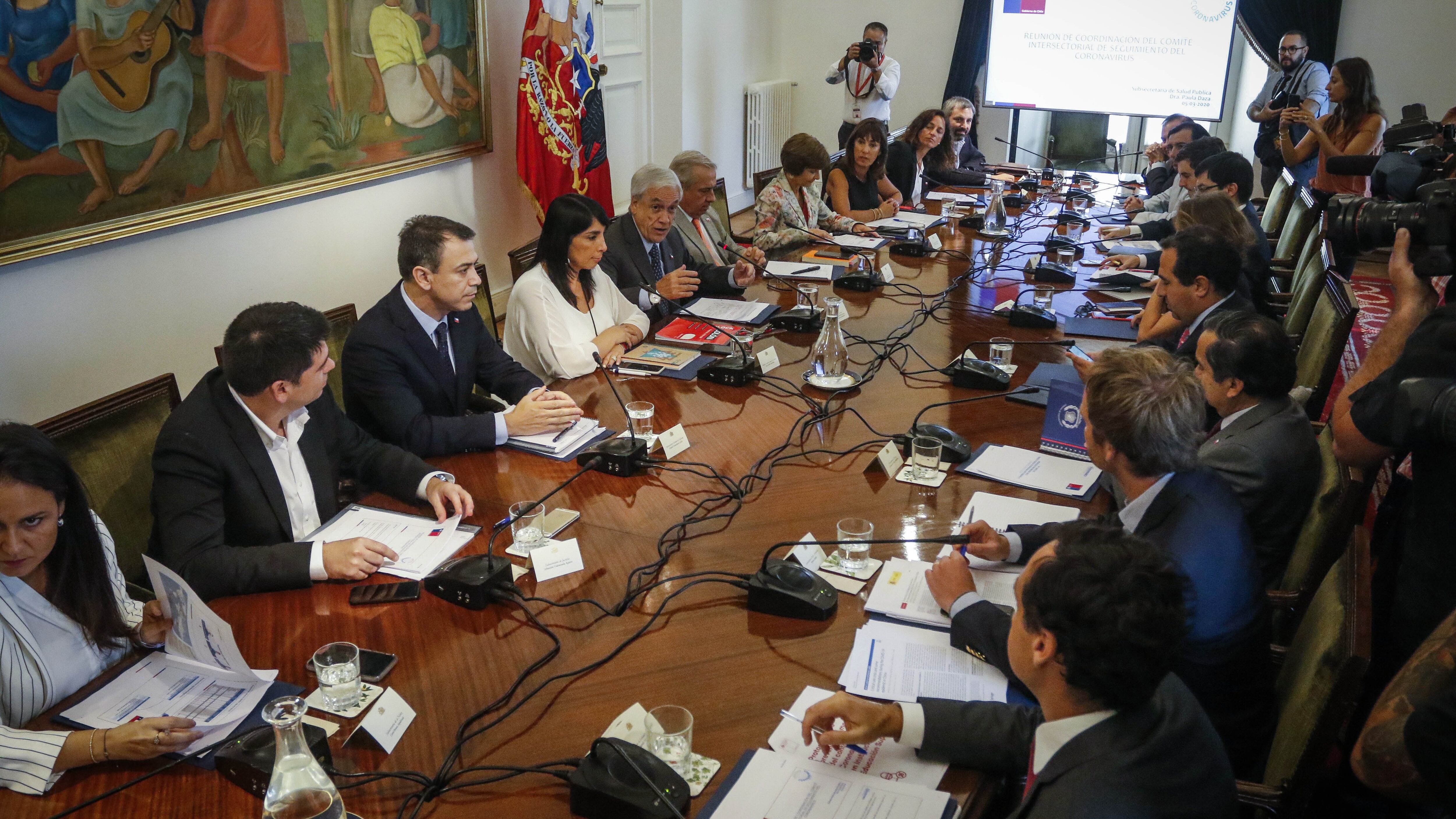 5 de Marzo del 2020/SANTIAGOEl Presidente de la Republica, Sebastián Piñera, se dirige a los subsecretarios, acompañado de Karla Rubilar (I), ministra Secretaria General de Gobierno y Jaime Mañalich (D), ministro de Salud, para abordar el tema del coronavirus.
FOTO: SEBASTIAN BELTRAN GAETE/AGENCIAUNO