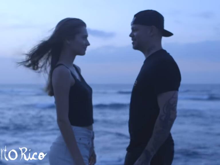 Messi, Bad Bunny y Ricky Martin se dan apasionados besos con sus parejas en nuevo video de Residente
