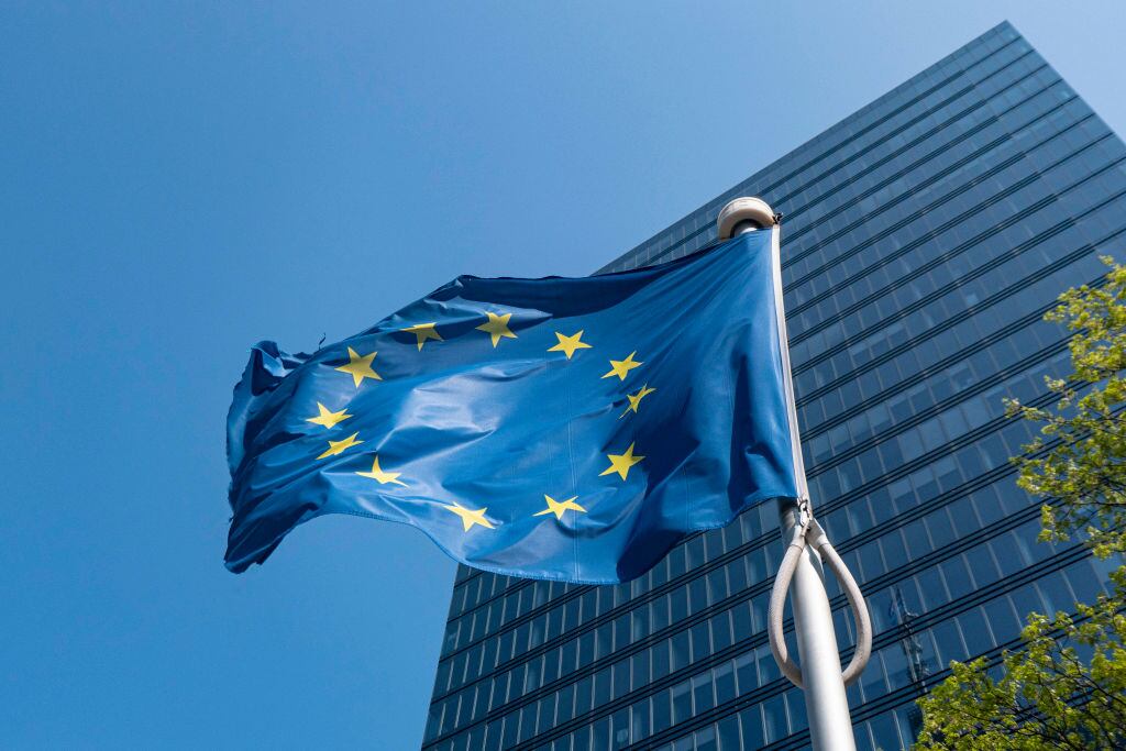 Imagen de la bandera de la Unión Europea y de la sede en Bruselas