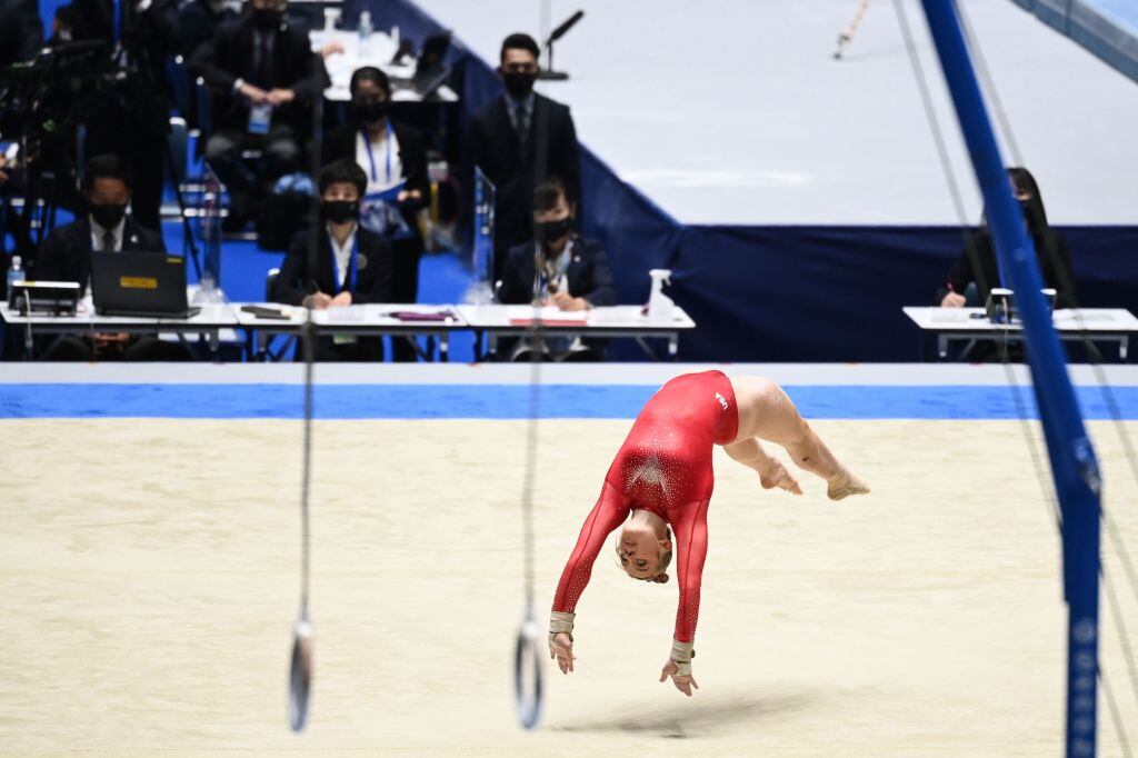 Una atleta compite en un evento por invitación de gimnasia en Tokio