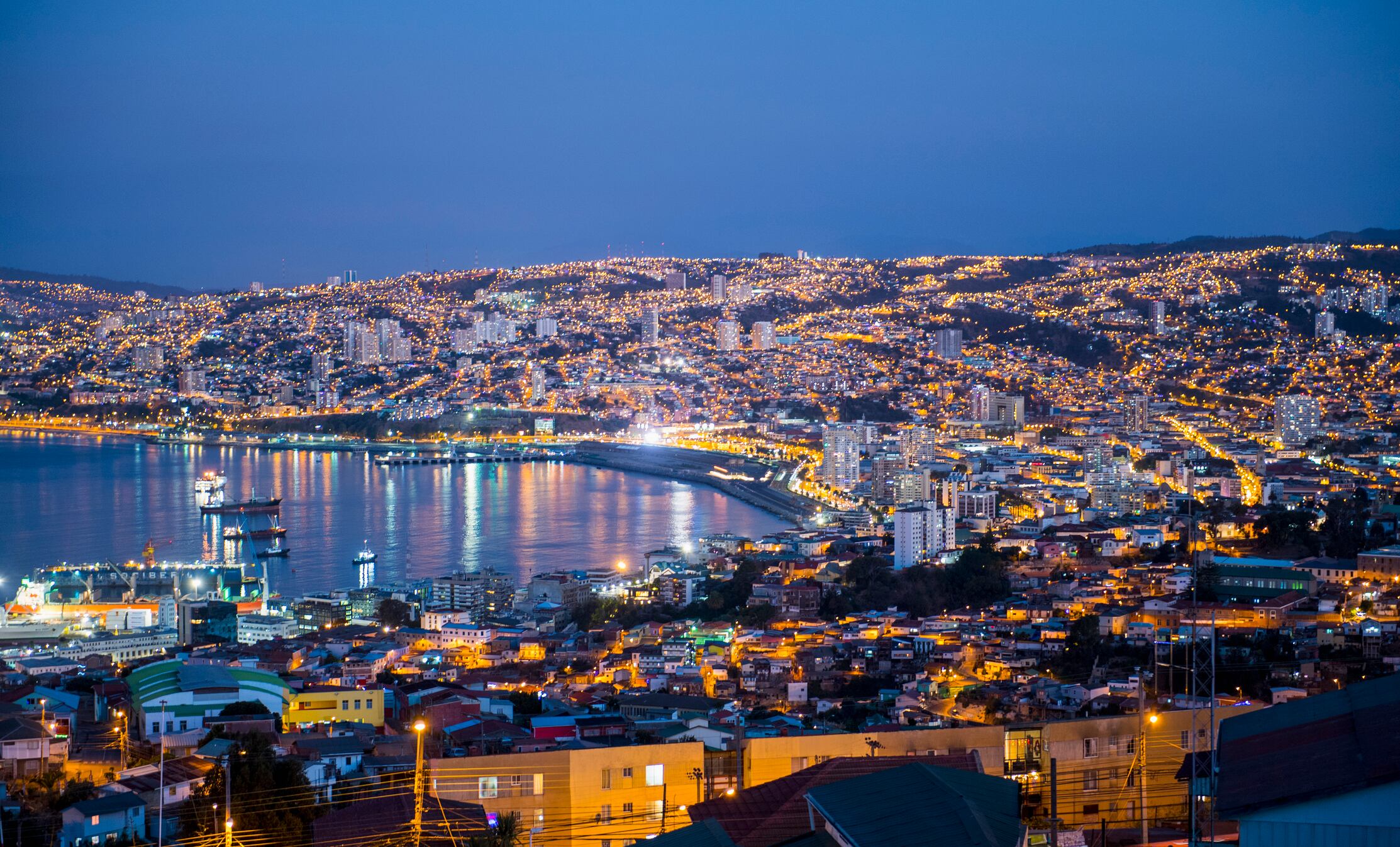 Imagen del anochecer en la bahía de Valparaíso, en la región del mismo nombre en Chile.