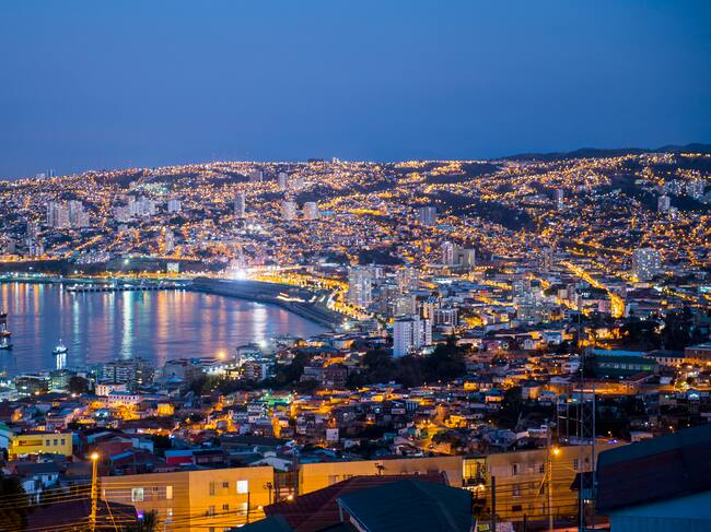 Imagen del anochecer en la bahía de Valparaíso, en la región del mismo nombre en Chile.