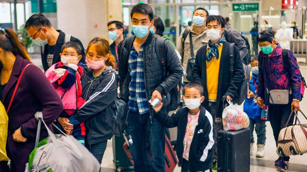 Un grupo de personas se traslada por la ciudad de Yichang en la provincia china de Hubei