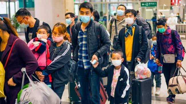 Un grupo de personas se traslada por la ciudad de Yichang en la provincia china de Hubei