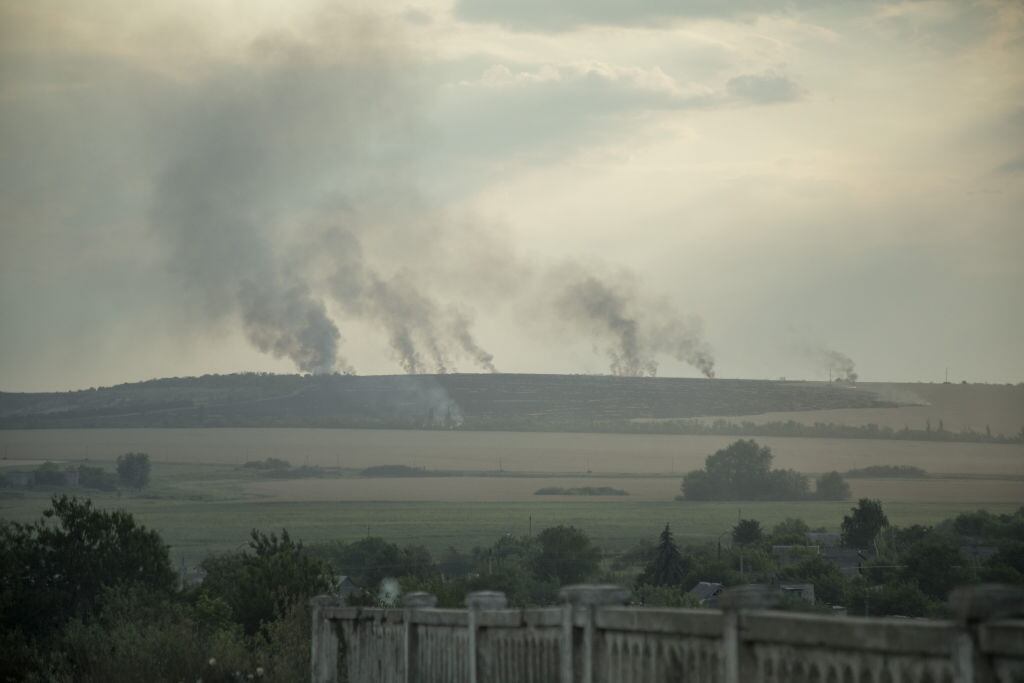 Humo por impactos de proyectiles se ven cerca de Siversk en Ucrania