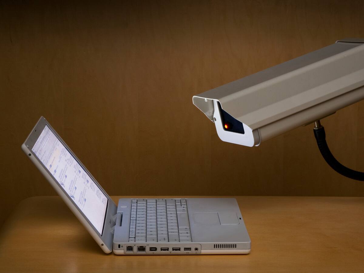 Miles de hogares en Chile podrían estar siendo espiados a través de televisores: acceden a cámaras y micrófonos