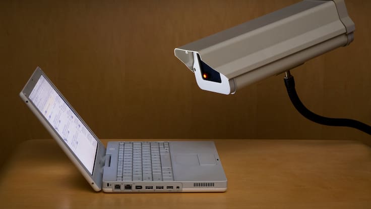 Miles de hogares en Chile podrían estar siendo espiados a través de televisores: acceden a cámaras y micrófonos