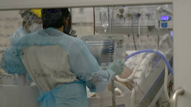 29 MARZO 2020 / IQUIQUEUn funcionario revisa un respirador mecnico que se posee un paciente durante la cuarentena total por la emergencia sanitaria que ha provocado el coronavirus pandemia Covid-19 en todo el pas .
FOTO: CRISTIAN VIVERO BOORNES/AGENCIAUNO