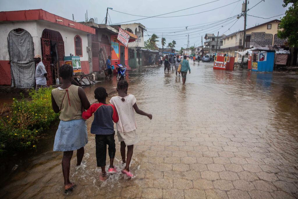 Calles inundadas en la localidad de Les Cayes tras el paso de Grace