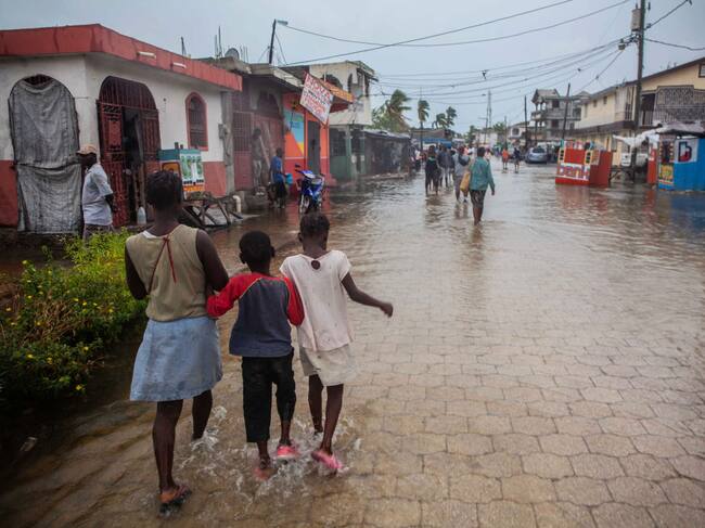 Calles inundadas en la localidad de Les Cayes tras el paso de Grace