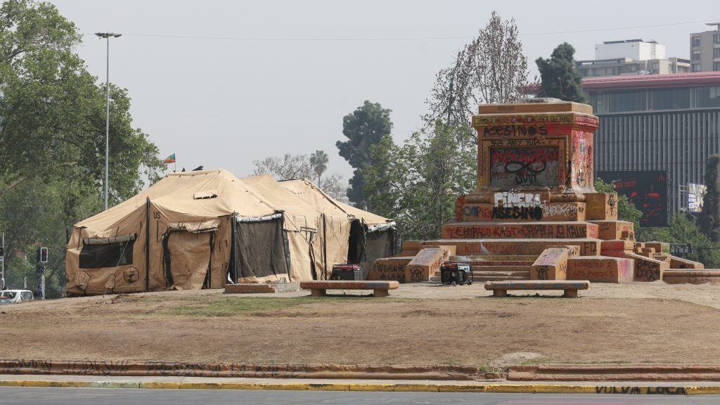 21 de Octubre de 2021 / SANTIAGOBajo una carpa, se realizan trabajos para remover el monumento y el cuerpo del Soldado Desconocido desde su ubicación en Plaza Baquedano y trasladarlo a dependencias del Ejército
FOTO: DIEGO MARTIN/ AGENCIAUNO