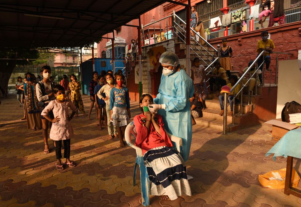 Médicos efectúan test del Covid-19 en Nueva Delhi