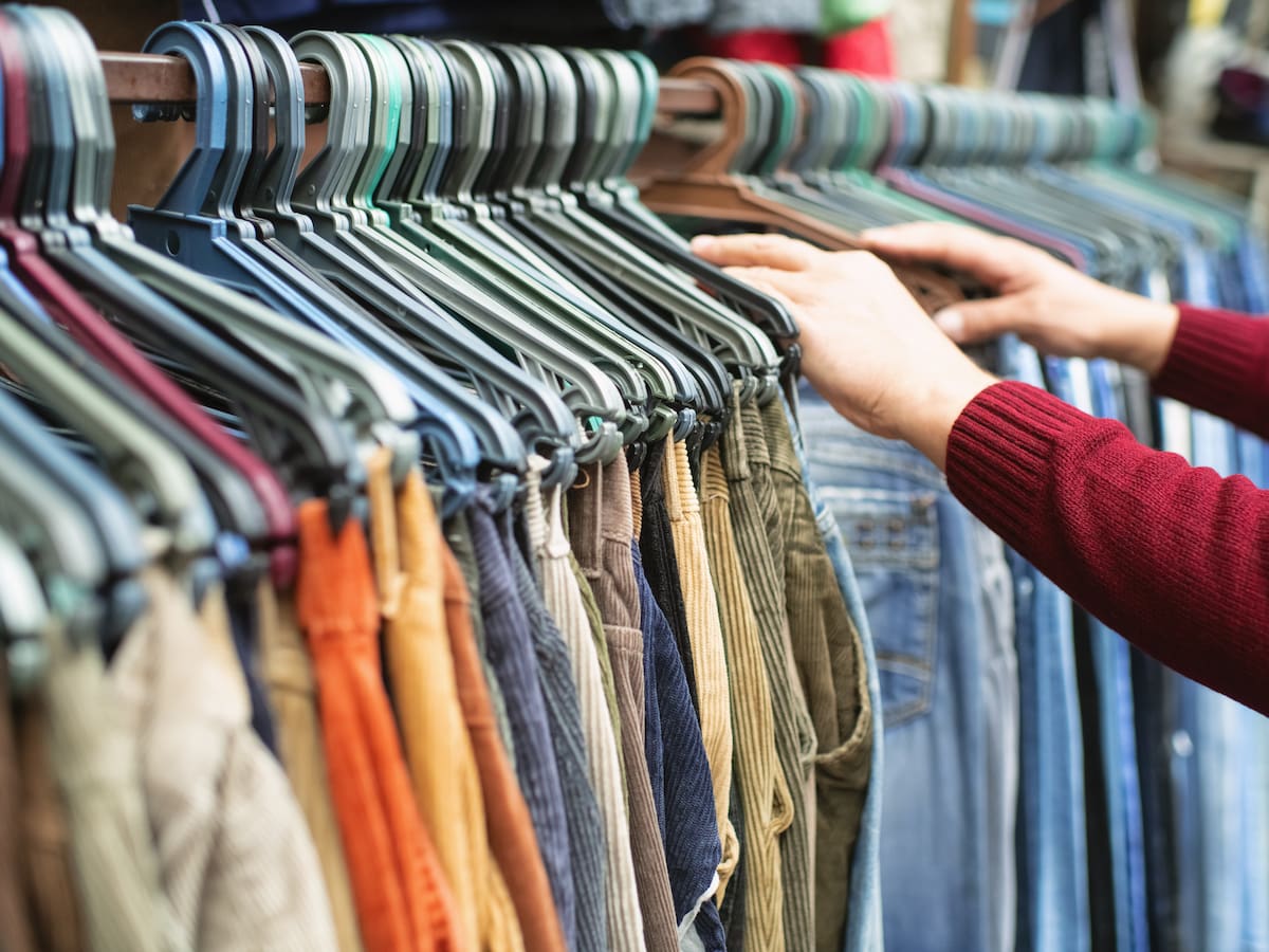 Día del Medio Ambiente: mujeres lideran el consumo de ropa de segunda mano en Chile, según estudio