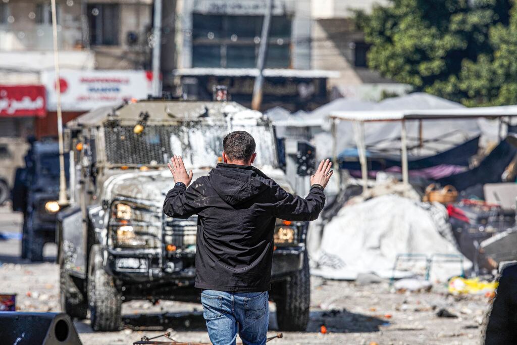 Joven palestino pide detenerse a blindado de Israel en Cisjordania
