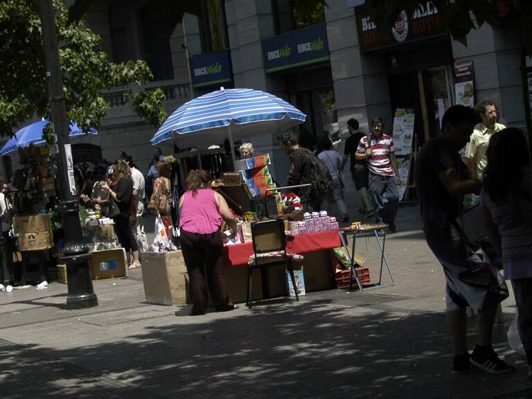 Alcaldesa de Santiago y vendedores ambulantes