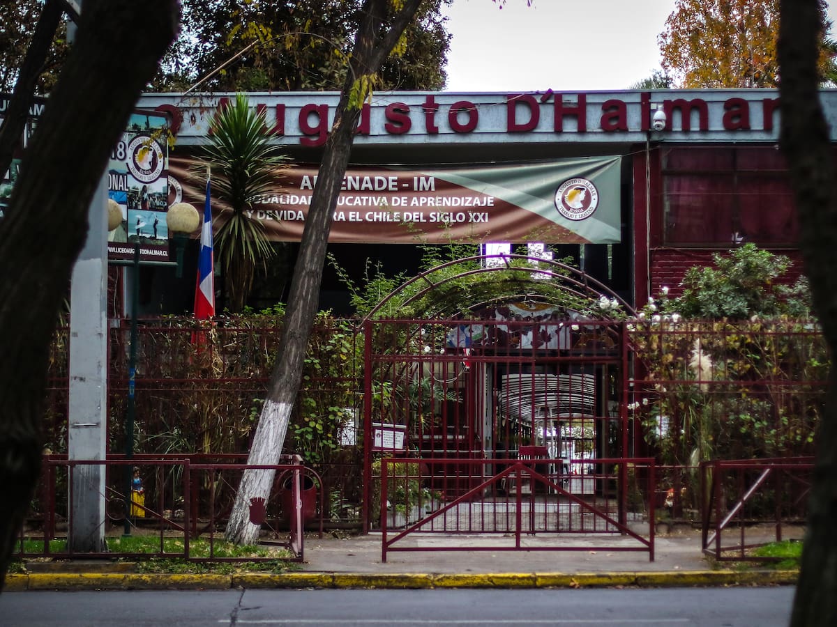 Funcionarios del Liceo Augusto D’Halmar respaldan paro de estudiantes: aseguran que ha sido de forma pacífica