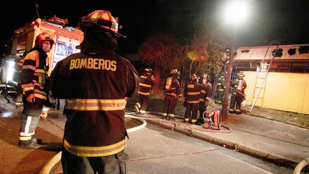 01 de Enero de 2021 / CHIGUAYANTE
Incendio afecta a escuela Belgica de la comuna de Chiguayante. de forma preliminar el siniestro lo habria provocado una bengala a proposito de celebraciones de año nuevo. Personal de bomberos trabaja en la emergencia, durante el estado de catastrofe de la pandemia covid-19 

FOTO: CAMILO CASTRO / AGENCIAUNO