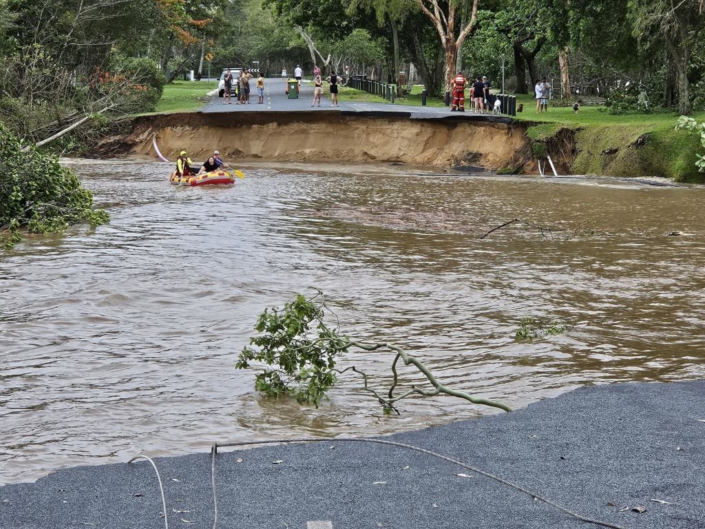 Equipos de rescate logran trasladar a personas aisladas tras las inundaciones y daños que dejó el paso del Ciclón Jasper en el Estado de Queensland en Australia