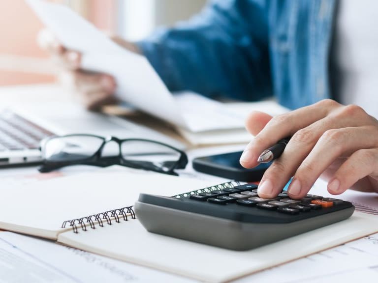 Ahorra usando los principales simuladores para comparar créditos, fondos de pensiones y seguros de auto