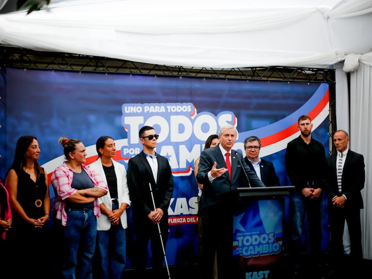 Kast por violencia en los estadios: “Los carabineros tienen que estar afuera, impidiendo que un delincuente llegue al estadio”