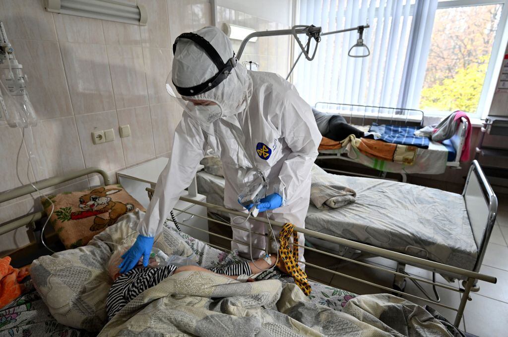Equipo médico atiende a pacientes con Covid-19 en un hospital de Kiev