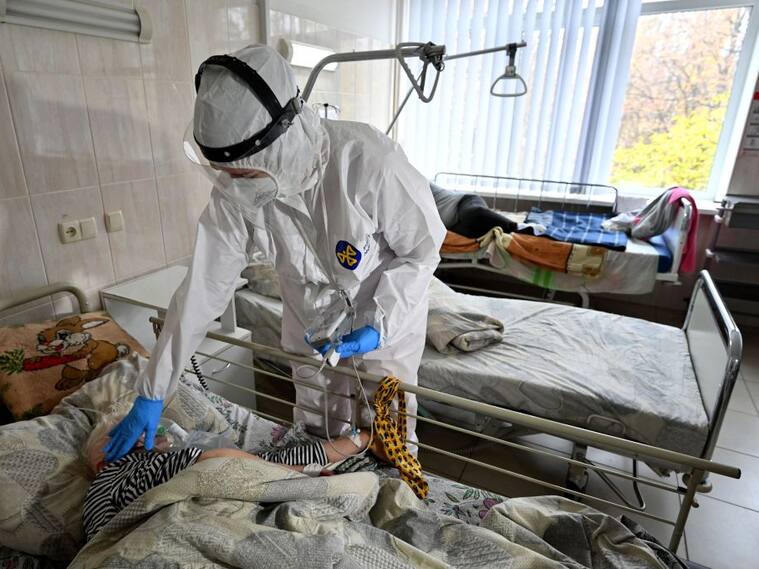 Equipo médico atiende a pacientes con Covid-19 en un hospital de Kiev