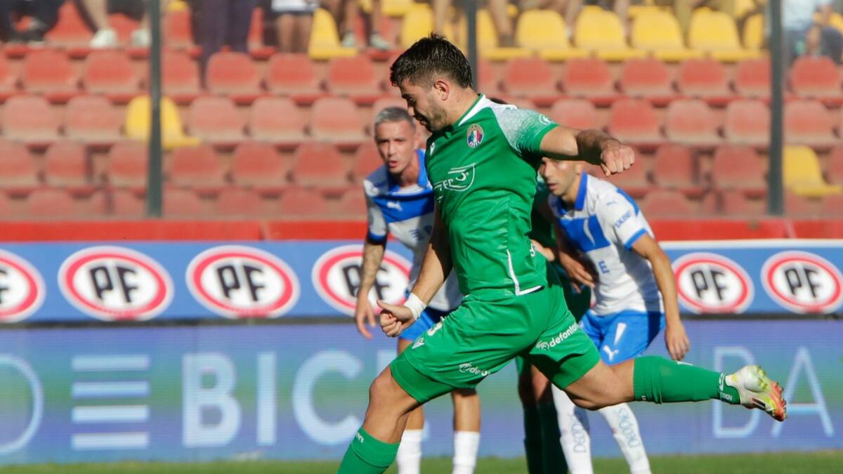 Luchando, la UC impuso sus términos ante Audax en el debut de ambos por el Campeonato Nacional