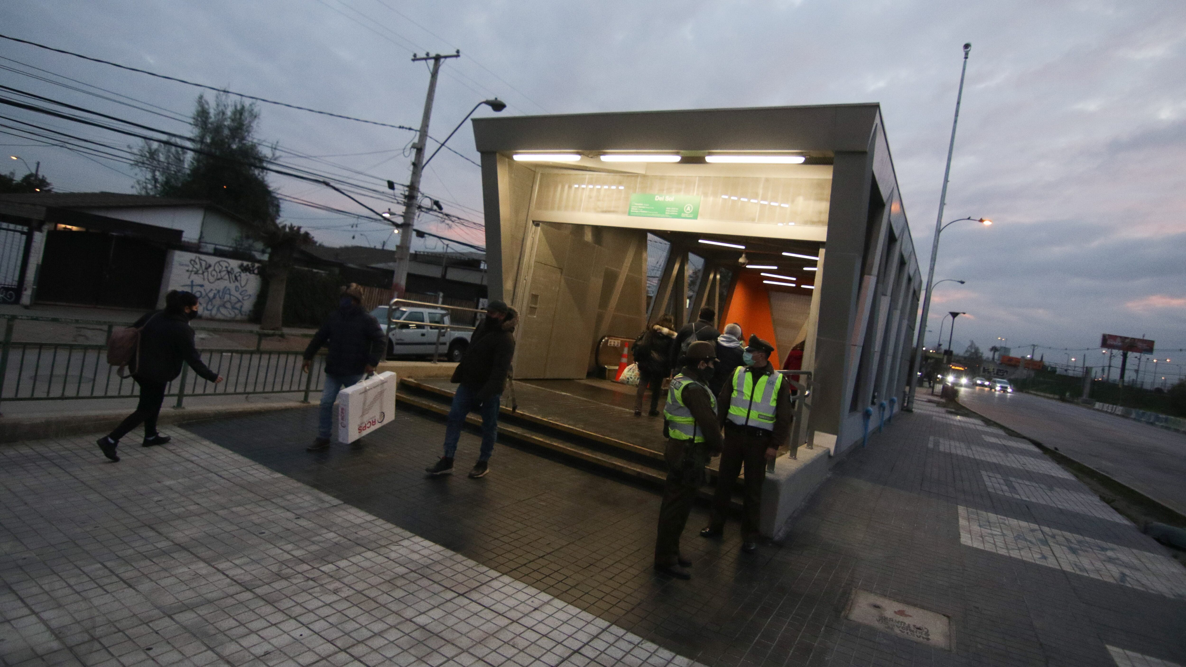 24 de agosto de 2020/SANTIAGOEsta mañana después de 10 meses cerrada por graves daños tras el estallido social de octubre de 2019 vuelve a reabrir estación de metro del Sol en Maipú. En la imagen carabineros custodia ingreso a la estación
FOTO: FRANCISCO CASTILLO/AGENCIAUNO