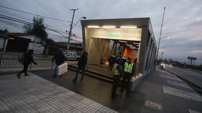 24 de agosto de 2020/SANTIAGOEsta mañana después de 10 meses cerrada por graves daños tras el estallido social de octubre de 2019 vuelve a reabrir estación de metro del Sol en Maipú. En la imagen carabineros custodia ingreso a la estación
FOTO: FRANCISCO CASTILLO/AGENCIAUNO
