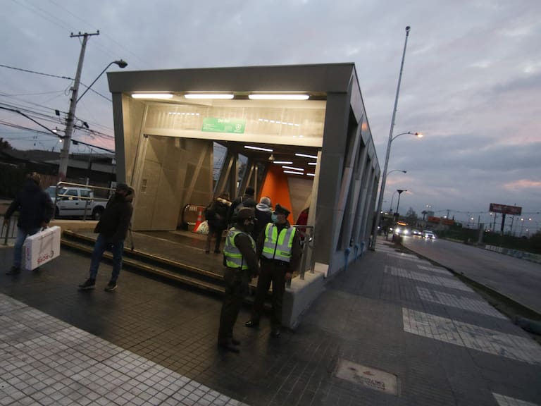 24 de agosto de 2020/SANTIAGOEsta mañana después de 10 meses cerrada por graves daños tras el estallido social de octubre de 2019 vuelve a reabrir estación de metro del Sol en Maipú. En la imagen carabineros custodia ingreso a la estación
FOTO: FRANCISCO CASTILLO/AGENCIAUNO