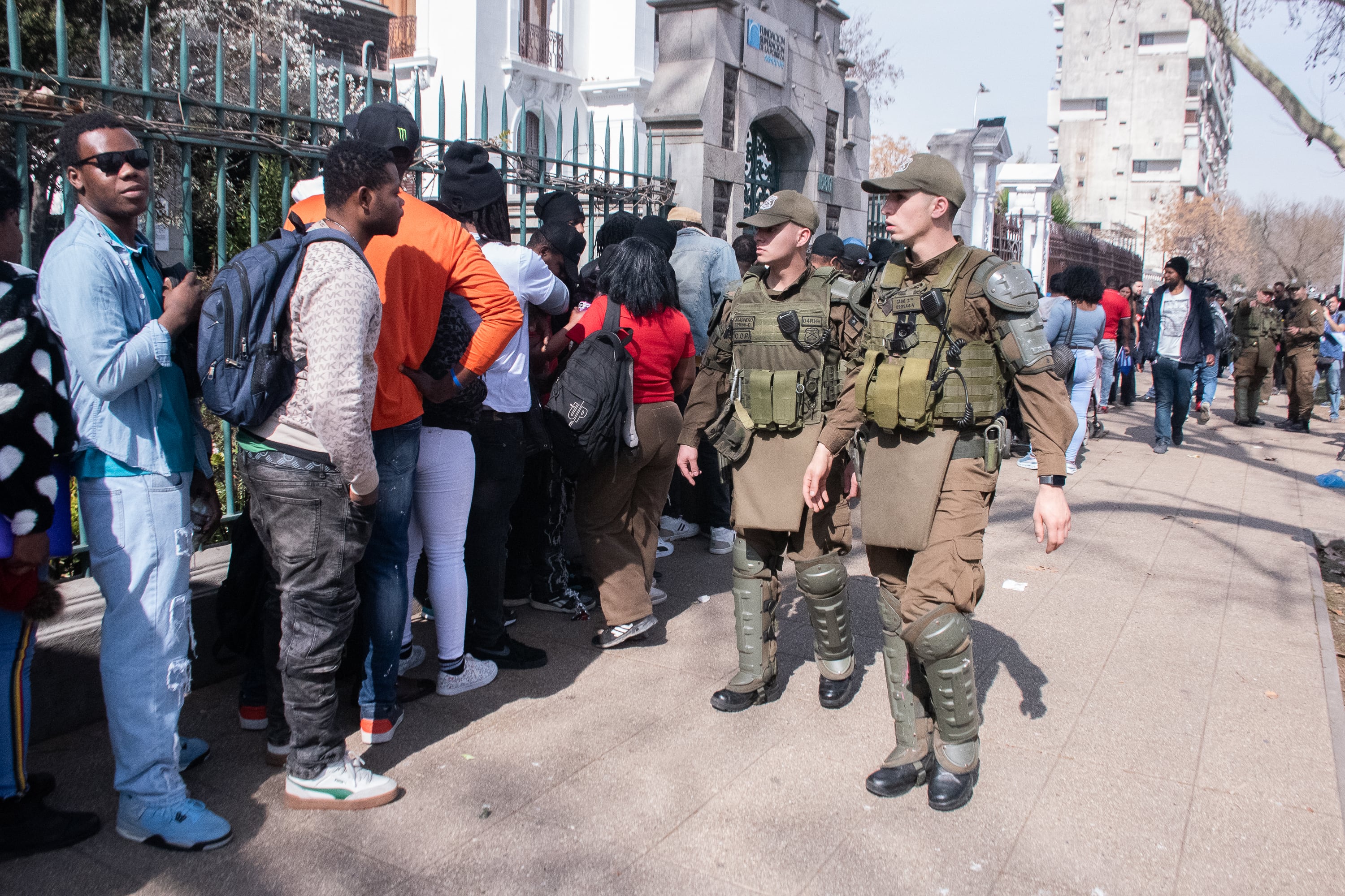 22 DE AGOSTO DEL 2026 / SANTIAGO
Incidentes de masas se registran en las inmediaciones de la Embajada de Haití en Chile, ubicada en la intersección de República con Claudio Gay, en la comuna de Santiago, donde se reportaron largas filas de personas migrantes. Según información preliminar, algunas personas forcejearon con la reja del recinto e ingresaron por la fuerza. Los hechos se encuentran en desarrollo y las circunstancias que originaron los incidentes aún no han sido esclarecidas.
FOTO: VICTOR HUENANTE / AGENCIAUNO