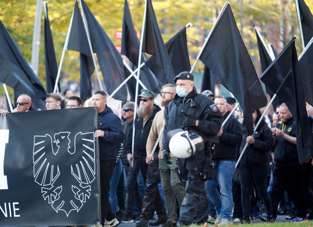Policía acompaña una marcha de ultraderechistas en Alemania