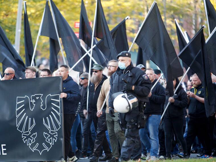 Policía acompaña una marcha de ultraderechistas en Alemania