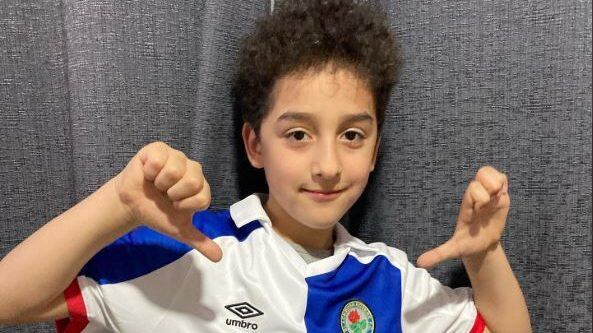 Cristóbal, fanático de Ben Brereton, recibió su camiseta del Blackburn Rovers
