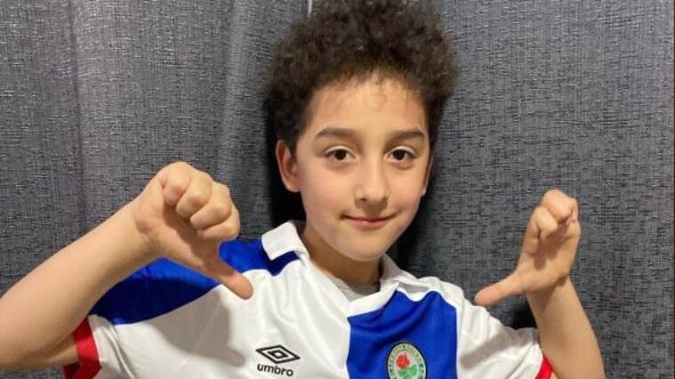 Cristóbal, fanático de Ben Brereton, recibió su camiseta del Blackburn Rovers