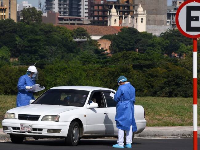 Trabajadores sanitarios hacen controles por el Covid-19 en Paraguay
