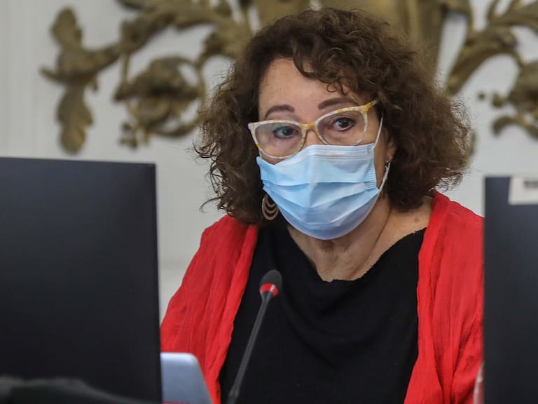 Convencional Patricia Politzer defiende sus dichos: «Hemos vivido 30 años una democracia muy imperfecta»