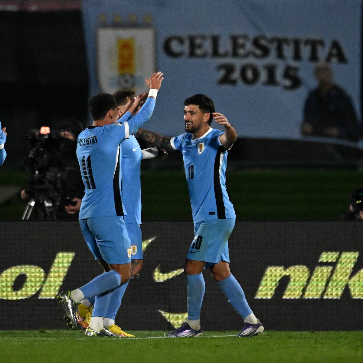 Uruguay libera a cuatro jugadores del viaje a Santiago para enfrentar a Chile