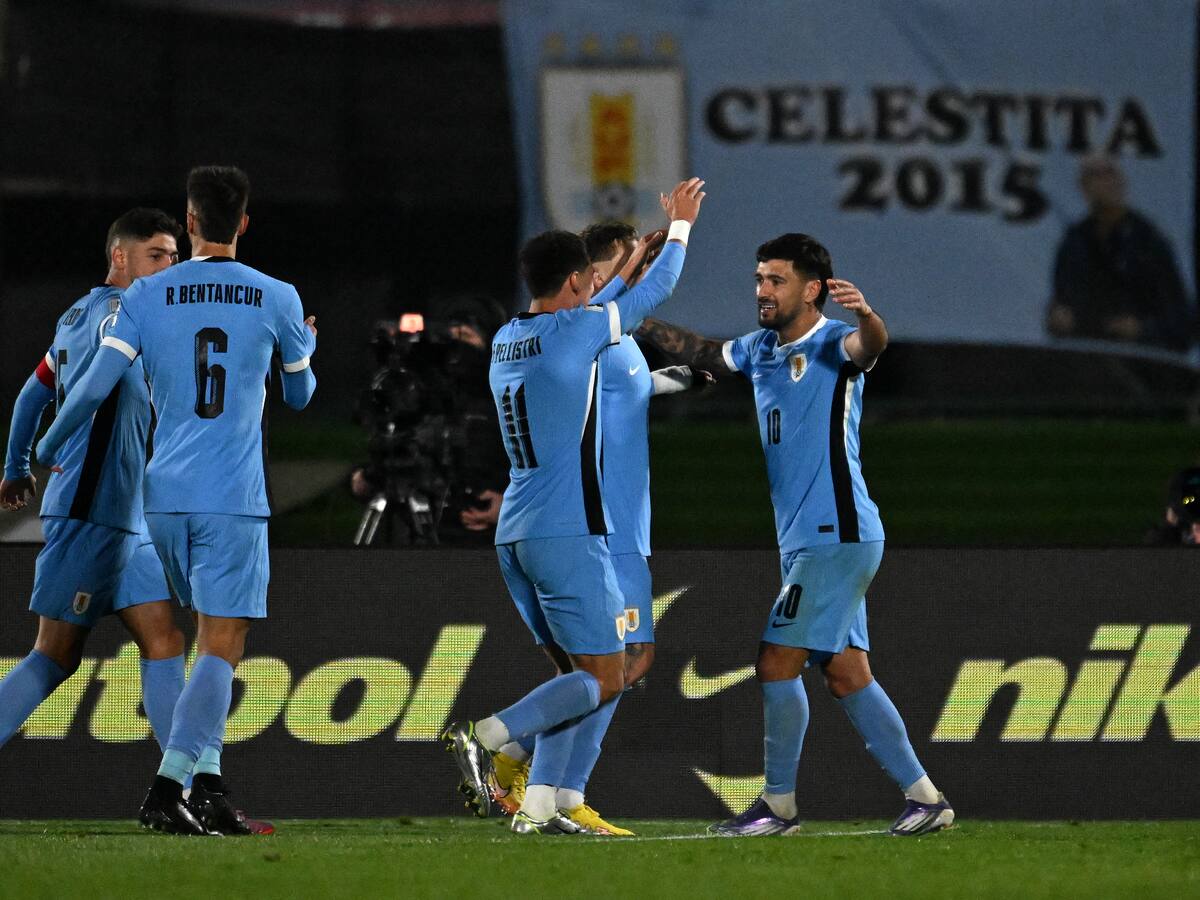 Uruguay libera a cuatro jugadores del viaje a Santiago para enfrentar a Chile