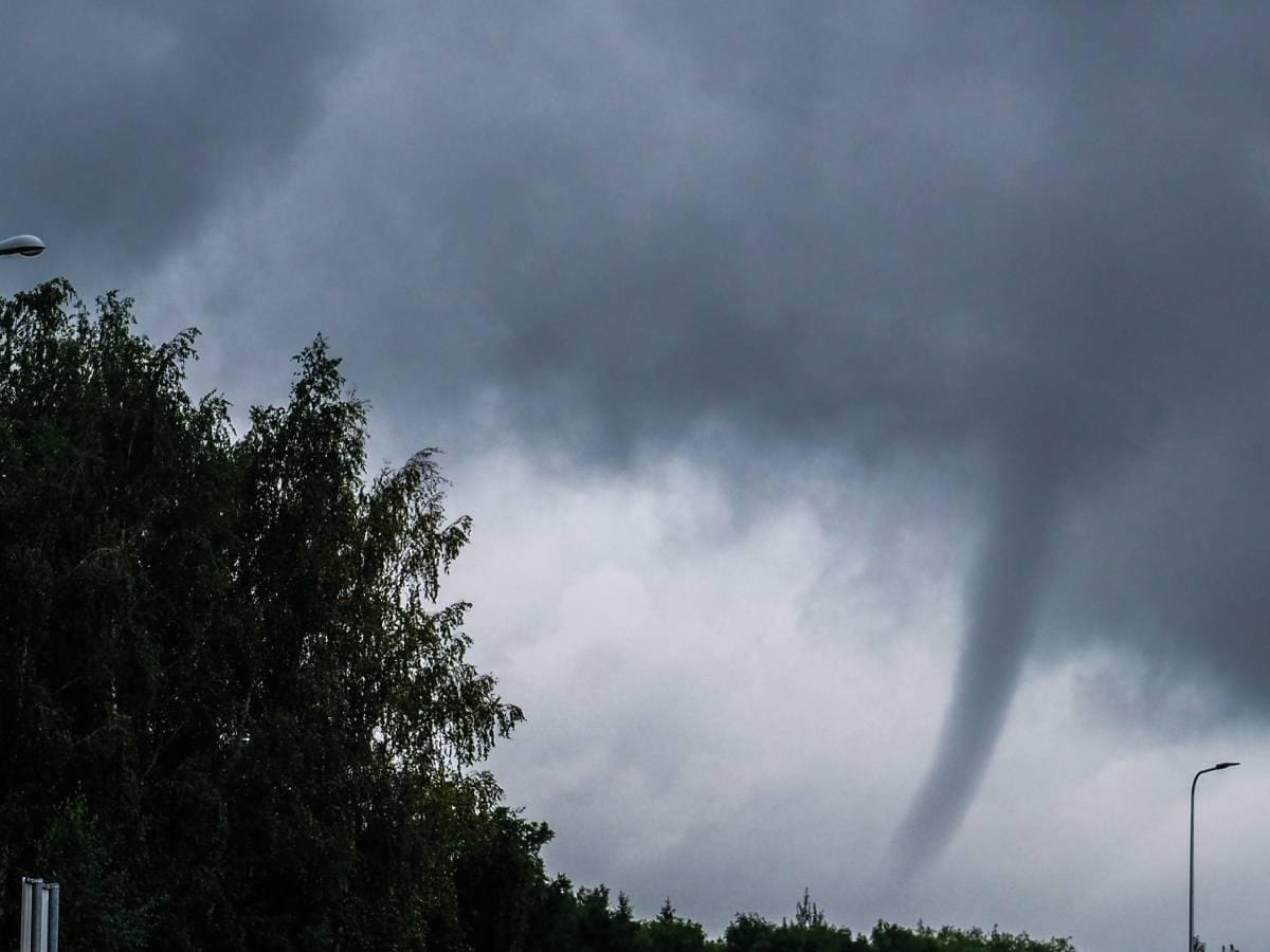 Emiten aviso por posibles nubes tornádicas en 3 regiones del sur de Chile para el domingo