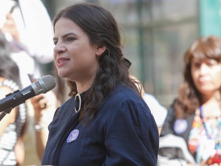 «Las muertes violentas de mujeres deben investigarse como femicidio»: ministra de la Mujer sobre caso de Nayara Vit