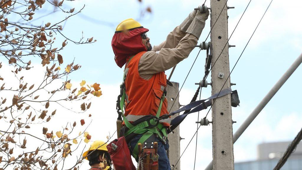 30 de Mayo del 2019/SANTIAGOCuadrillas de Enel, trabaja en terreno reparando los cortes de energía, en distintos punto de la ciudad.
FOTO: SEBASTIAN BELTRANGAETE/AGENCIAUNO