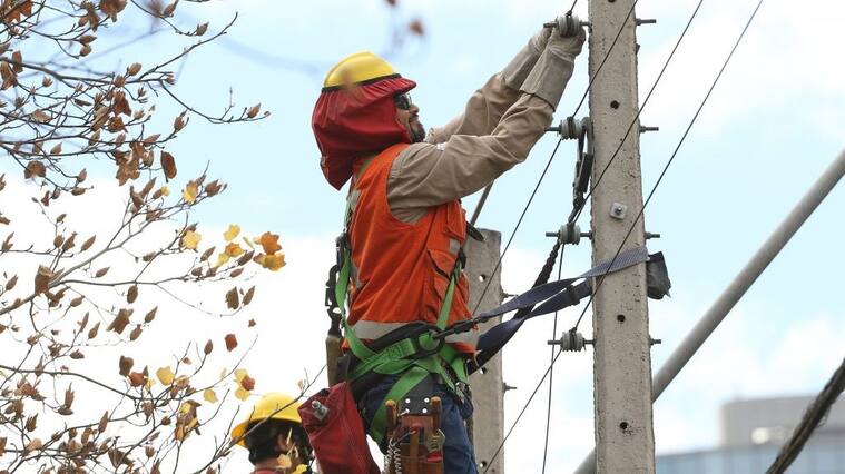 30 de Mayo del 2019/SANTIAGOCuadrillas de Enel, trabaja en terreno reparando los cortes de energía, en distintos punto de la ciudad.
FOTO: SEBASTIAN BELTRANGAETE/AGENCIAUNO