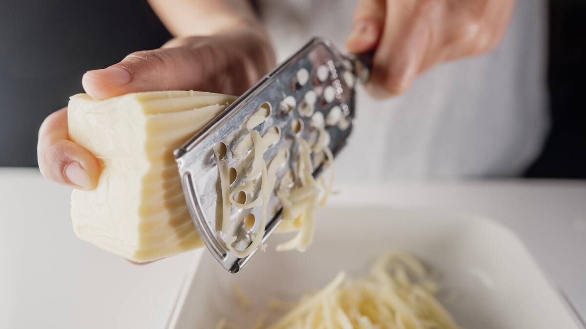 Comer esta cantidad de queso a diario podría reducir el riesgo de demencia, según estudio