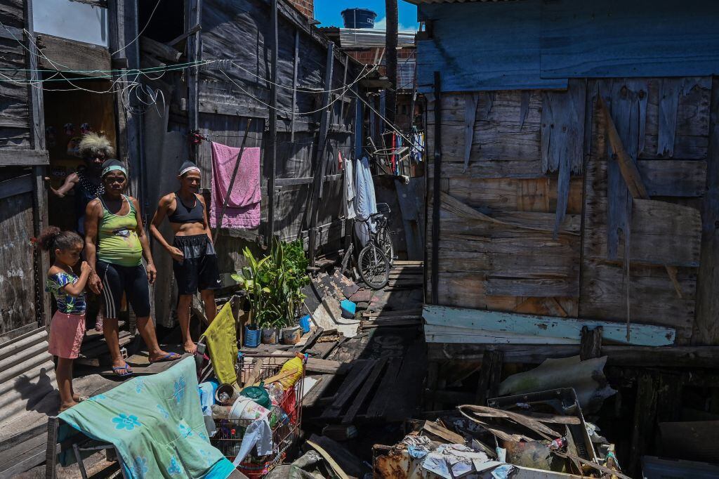 Una familia vive en una favela de la ciudad de Recife en Brasil