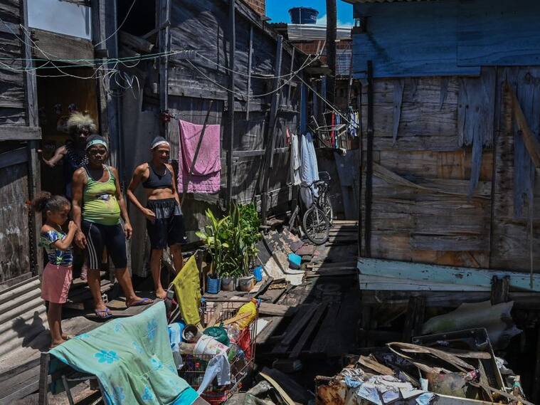 Una familia vive en una favela de la ciudad de Recife en Brasil